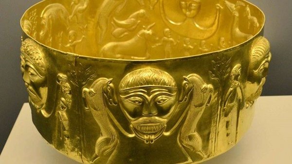 (Foto:) Goldkessel aus dem Chimsee (Bild: https://www.welt.de/geschichte/article130232749/Unbekannter-erwirbt-sagenhaftes-Chiemsee-Gold.html).