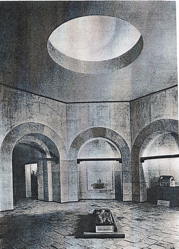 Raum 3 mit einer Nachstellung des Widukindgrabes in Enger. Im Hintergrund eine Nachbildung der sogenannten Reiterfigur Karls des Großen aus dem Louvre (Ausstellungskatalog Deutsche Größe, S. 53)
