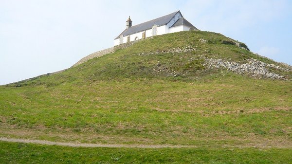 Der Tumulus St. Michel bei Carnac in der Bretagne ist der größte Grabhügel Kontinentaleuropas. Er stammt aus der Steinzeit (Foto: Karl Banghard/AFM Oerlinghausen).