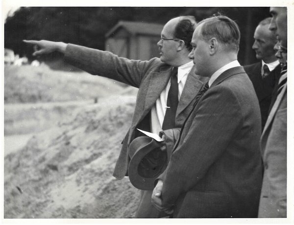 Alfred Rosenberg (im Vordergrund) lässt sich von Hans Reinerth am 25. 7. 1937 die Grabungen am Barkhauser Berg erläutern. Foto: Archiv Archäologisches Freilichtmuseum Oerlinghausen.