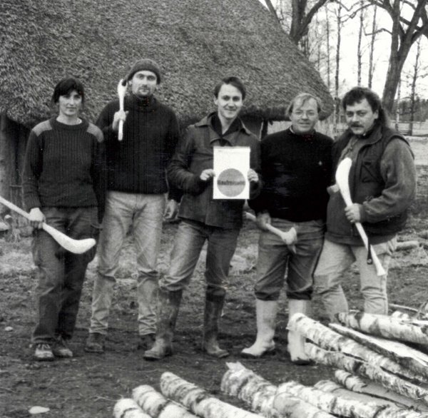 Im April 1998 kam die Baufreigabe für die ersten Häuser. Das Kernteam präsentiert die Steinbeile für die Lokalpresse. (v. l. n. r. Sabine Zanker, Söhnke Raimann, Karl Banghard, Günter Werner und Chris Günther. Foto: Kur Aktuell).