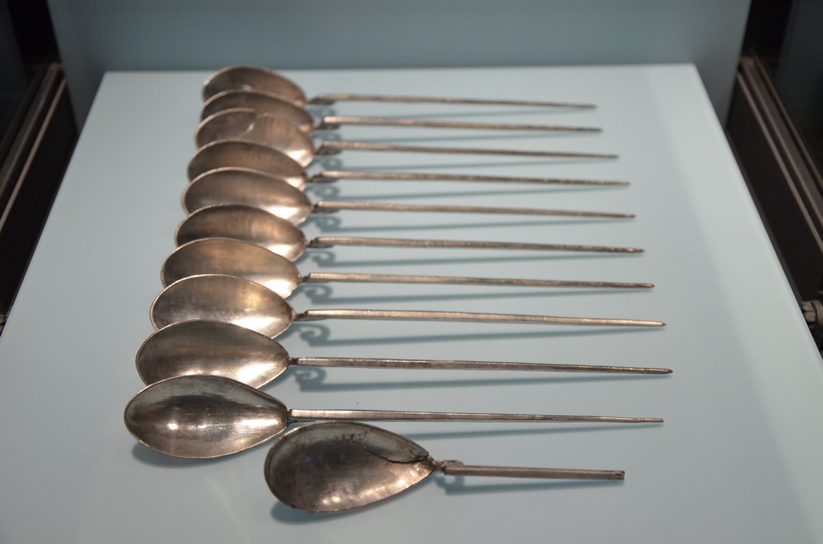 Abb. 3) Silberne Cochlearia mit dem typischen spitzen Ende. Aus dem Silberschatz von Kaiseraugst, Römermuseum Augst/CH.