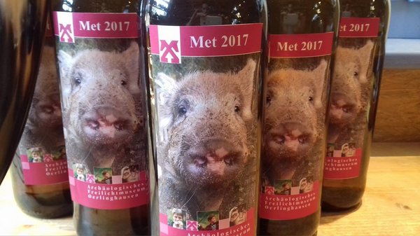 Rebecca hat nicht nur die Schweine gefüttert, sondern hat sie auch als Motiv für die AFM-Met-Flaschen verwendet (c) AFM Oerlinghausen.