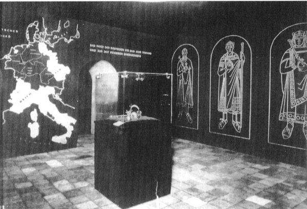 Ein Blick in die mittelalterliche „Schatzkammer“ in der Ausstellung „Deutsches Volk – Deutsche Arbeit“ (Quelle: Bauhausarchiv Berlin).