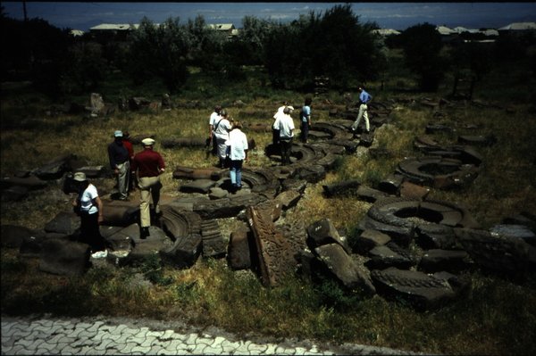 Abb. 3 Swartnoz (Armenien): Die zusammengelegten Reste der Außenblendarkaden, 643 n. Chr., Foto: Karl Banghard.