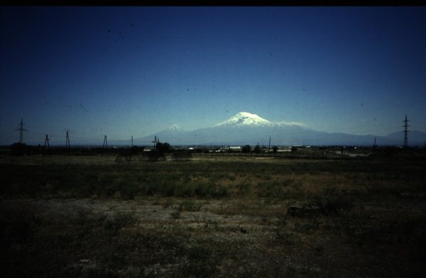 Abb. 2 Swartnoz (Armenien): Blick von der Kirche auf den Ararat, Foto: Karl Banghard.