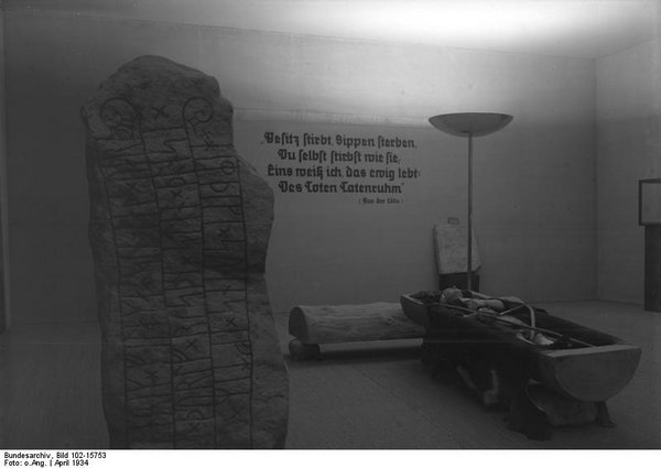 Foto von der Ecke des „Blut- und Kulturerbes“ mit der Inszenierung einer Baumsargbestattung (c) Bundesarchiv.